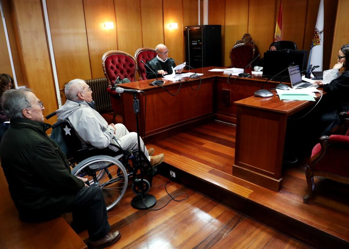 Los dos hijos de José Varela Cachaza, oficial de Telégrafos y condenado a prisión en el año 1942, comparece en los juzgados de Ferrol, a 25 de noviembre de 2025, en Ferrol, A Coruña, Galicia (España). Raúl Lomba - Europa Press