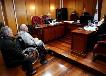 Los dos hijos de José Varela Cachaza, oficial de Telégrafos y condenado a prisión en el año 1942, comparece en los juzgados de Ferrol, a 25 de noviembre de 2025, en Ferrol, A Coruña, Galicia (España). Raúl Lomba - Europa Press