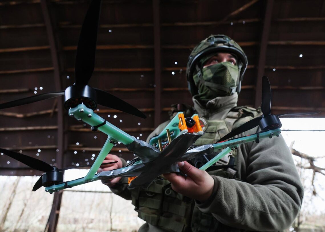 Un soldado ruso maneja un dron.Alexander Polegenko/TASS via ZUM / DPA