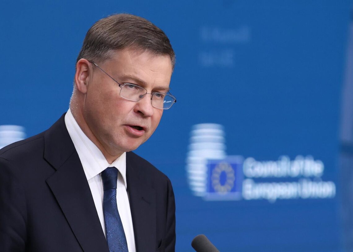 Archivo - HANDOUT - 08 July 2025, Belarus, Brussels: Valdis Dombrovskis, European Commissioner for Economy and Productivity; Implementation and Simplification, speaks during a joint press conference on the joining of Bulgaria to the EURO area. Bulgaria toAlexandros Michailidis/EU Counci / DPA - Archivo
