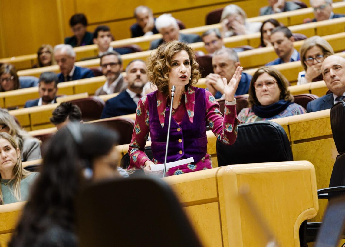 La vicepresidenta primera y ministra de Hacienda, María Jesús Montero, interviene durante una sesión plenaria en el Senado, a 25 de noviembre de 2025, en Madrid (España). Carlos Luján - Europa Press