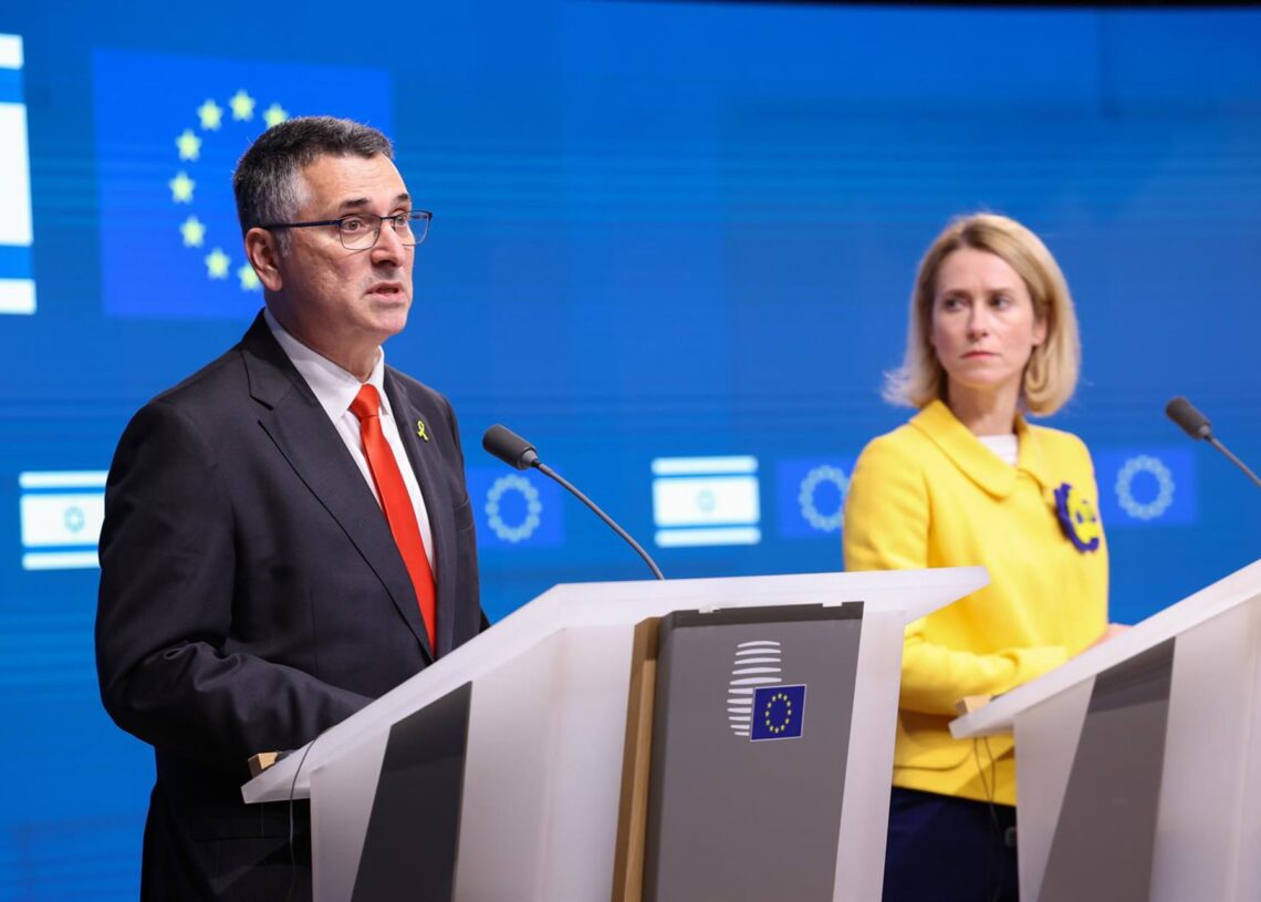 Archivo - La Alta Representante de la Unión Europea para Política Exterior, Kaja Kallas, junto al ministro de Exteriores israelí, Gideon Saar, en rueda de prensa desde Bruselas el pasado mes de febrero.FREDERIC GARRIDO-RAMIREZ - Archivo