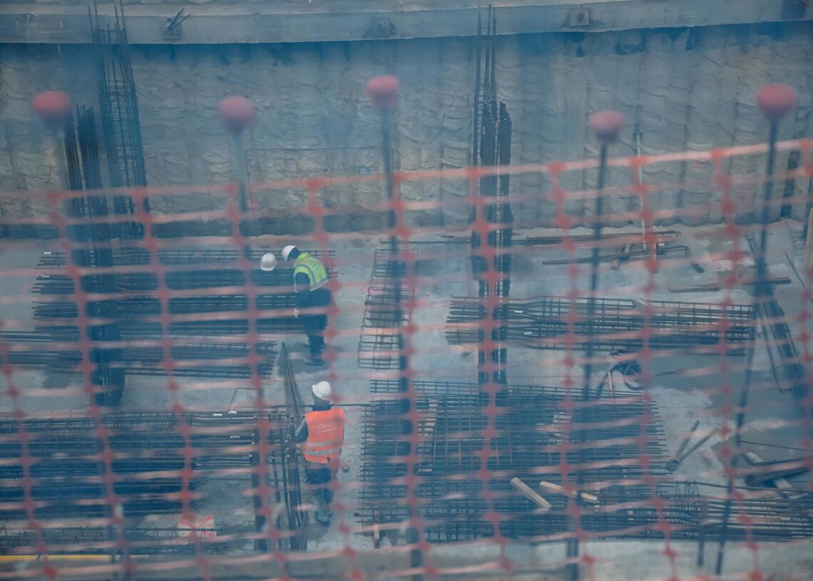 Archivo - Dos obreros trabajando en el forjado de un edificio, en Vallecas, a 23 de marzo de 2022Carlos Luján - Europa Press - Archivo