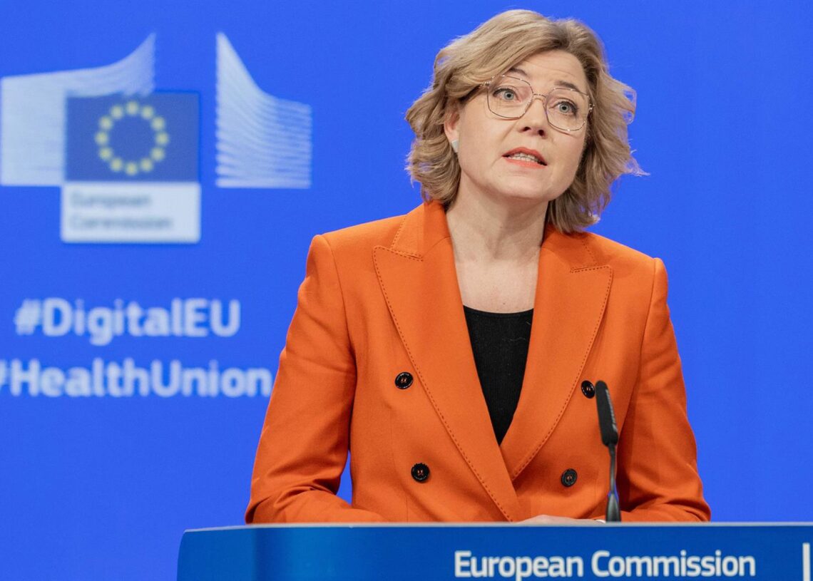 Archivo - HANDOUT - 15 January 2025, Belgium, Brussels: Henna Virkkunen, Executive Vice-President of the European Commission for Tech Sovereignty, Security and Democracy, speaks during a joint press conference with Oliver Varhelyi, European Commissioner fJennifer Jacquemart/European Com / DPA - Archivo