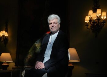 El expresidente de Telefónica Juan Villalonga posa a su llegada al coloquio ‘Quien controle la IA, controlará el mundo’, en el Círculo Ecuestre.David Zorrakino - Europa Press