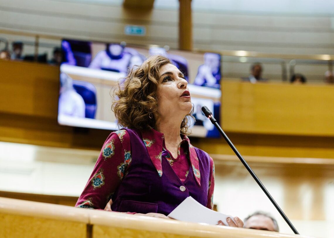 La vicepresidenta primera y ministra de Hacienda, María Jesús Montero, interviene durante una sesión plenaria en el Senado, a 25 de noviembre de 2025, en Madrid (España). Carlos Luján - Europa Press
