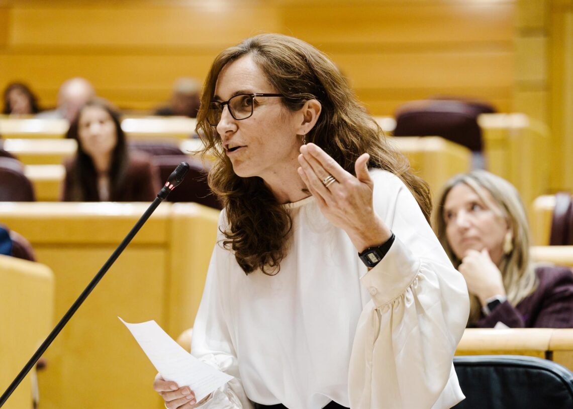 La ministra de Sanidad, Mónica García, interviene durante una sesión plenaria en el Senado, a 25 de noviembre de 2025, en Madrid (España).Carlos Luján - Europa Press