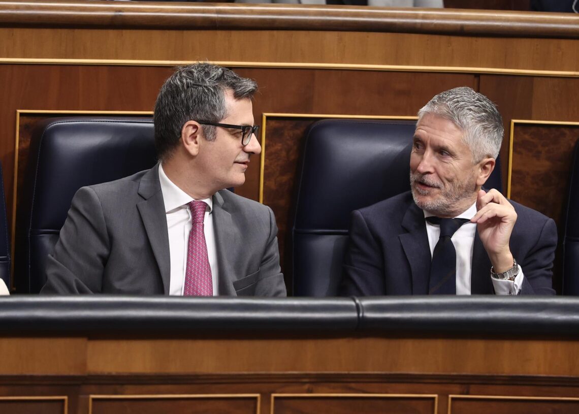 El ministro de la Presidncia, Justicia y Relaciones con las Cortes, Félix Bolaños, y el ministro del Interior, Fernando Grande-Marlaska, durante una sesión de control al Gobierno, en el Congreso de los DiputadosEduardo Parra - Europa Press