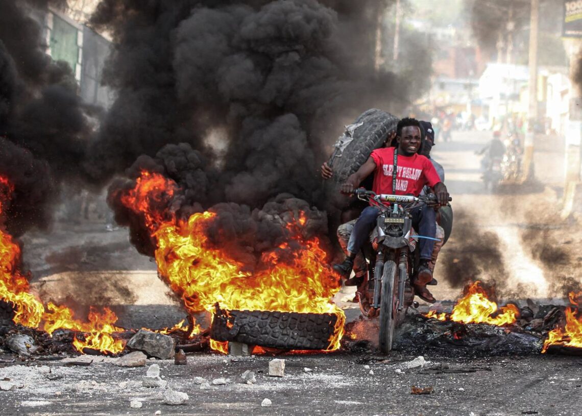 Archivo - 02 April 2025, Haiti, Port-au-Prince: Demonstrators take to the streets to protest against insecurity and gang violence in Port-au-Prince. Photo: Patrice Noel/ZUMA Press Wire/dpaPatrice Noel/ZUMA Press Wire/dpa - Archivo