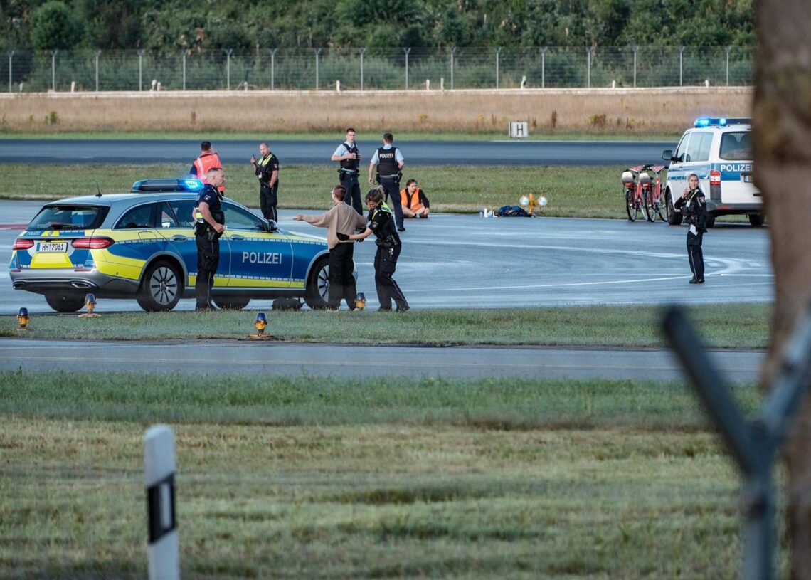 Archivo - Imagen de archivo de activistas climáticos bloqueando el aeropuerto de Hamburgo en julio de 2023Europa Press/Contacto/Jonas Gehring - Archivo