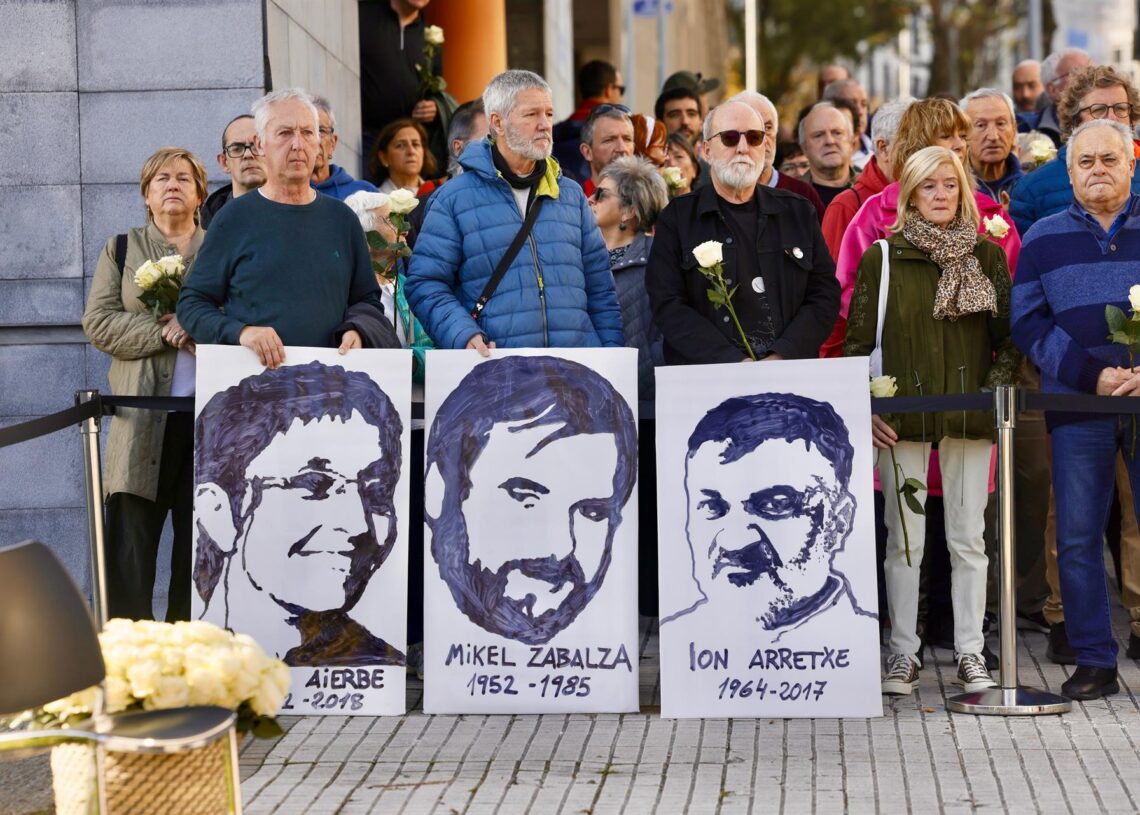 Archivo - Varias personas durante la colocación de una placa en memoria de Mikel Zabalza, en el barrio de Intxaurrondo, a 30 de noviembre de 2024, en San Sebastián, Guipúzcoa, País Vasco (España). Arnaitz Rubio - Europa Press - Archivo