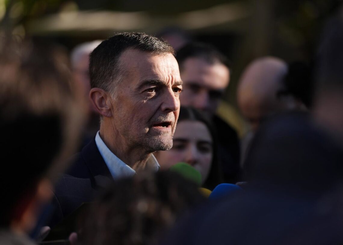 El coordinador federal de Izquierda Unida (IU) atiende a los medios en Sevilla en una imagen de archivoJoaquin Corchero - Europa Press