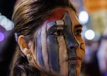 Archivo - Una persona con la cara pintada en una concentración de apoyo a las marchas que se están celebrando en Cuba contra las políticas del Gobierno de Miguel Díaz-Canel.Alejandro Martínez Vélez - Europa Press - Archivo