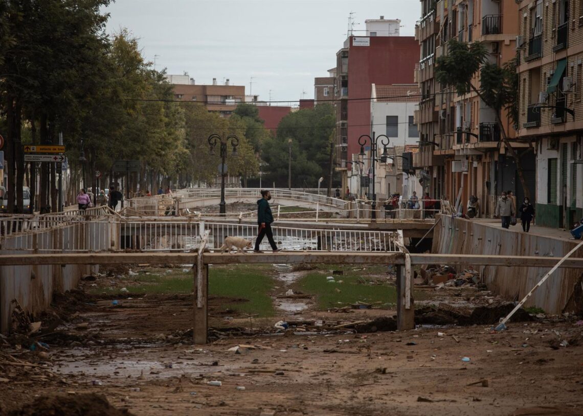 Archivo - Un hombre cruza un puente de Aldaia, a 12 de noviembre de 2024Alejandro Martínez Vélez - Europa Press - Archivo