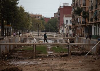 Archivo - Un hombre cruza un puente de Aldaia, a 12 de noviembre de 2024Alejandro Martínez Vélez - Europa Press - Archivo