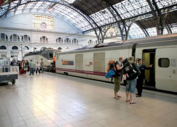 Archivo - Viajeros tomando un tren en EspañaEUROPA PRESS - Archivo