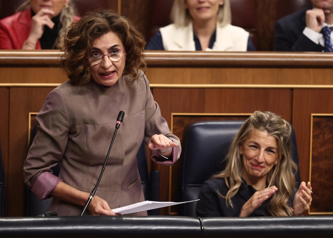 La vicepresidenta primera y ministra de Hacienda, María Jesús Montero, durante una sesión de control al Gobierno, en el Congreso de los Diputados, a 26 de noviembre de 2025, en Madrid (España). El Gobierno se enfrenta hoy a una nueva sesión de control en Eduardo Parra - Europa Press