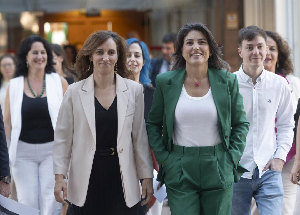 Archivo - Imagen de recurso de la ministra de Sanidad, Mónica García (i) y la portavoz de Más Madrid en la Asamblea, Manuela Bergerot (d), junto a otros cuadros de la formación.Alberto Ortega - Europa Press - Archivo