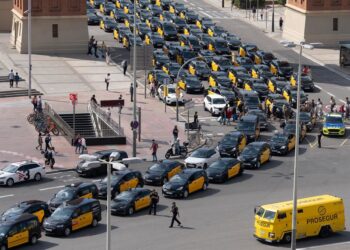 Archivo - Vista general de la marcha lenta de taxis convocada por Élite Taxi, en la plaza de España, a 28 de mayo de 2024, en Barcelona, Catalunya (España).David Zorrakino - Europa Press - Archivo