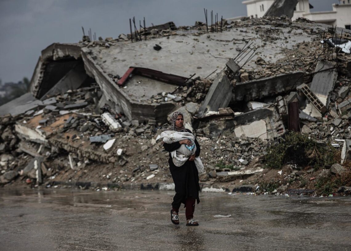 Imagen de archivo de una persona entre los escombros por un ataque de Israel contra Gaza. Europa Press/Contacto/Moiz Salhi