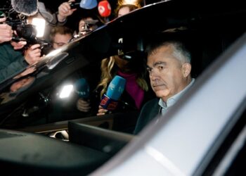 El ex secretario de Organización del PSOE Santos Cerdán, a su salida de la prisión, a 19 de noviembre de 2025, en Soto del Real, Madrid (España).Carlos Luján - Europa Press