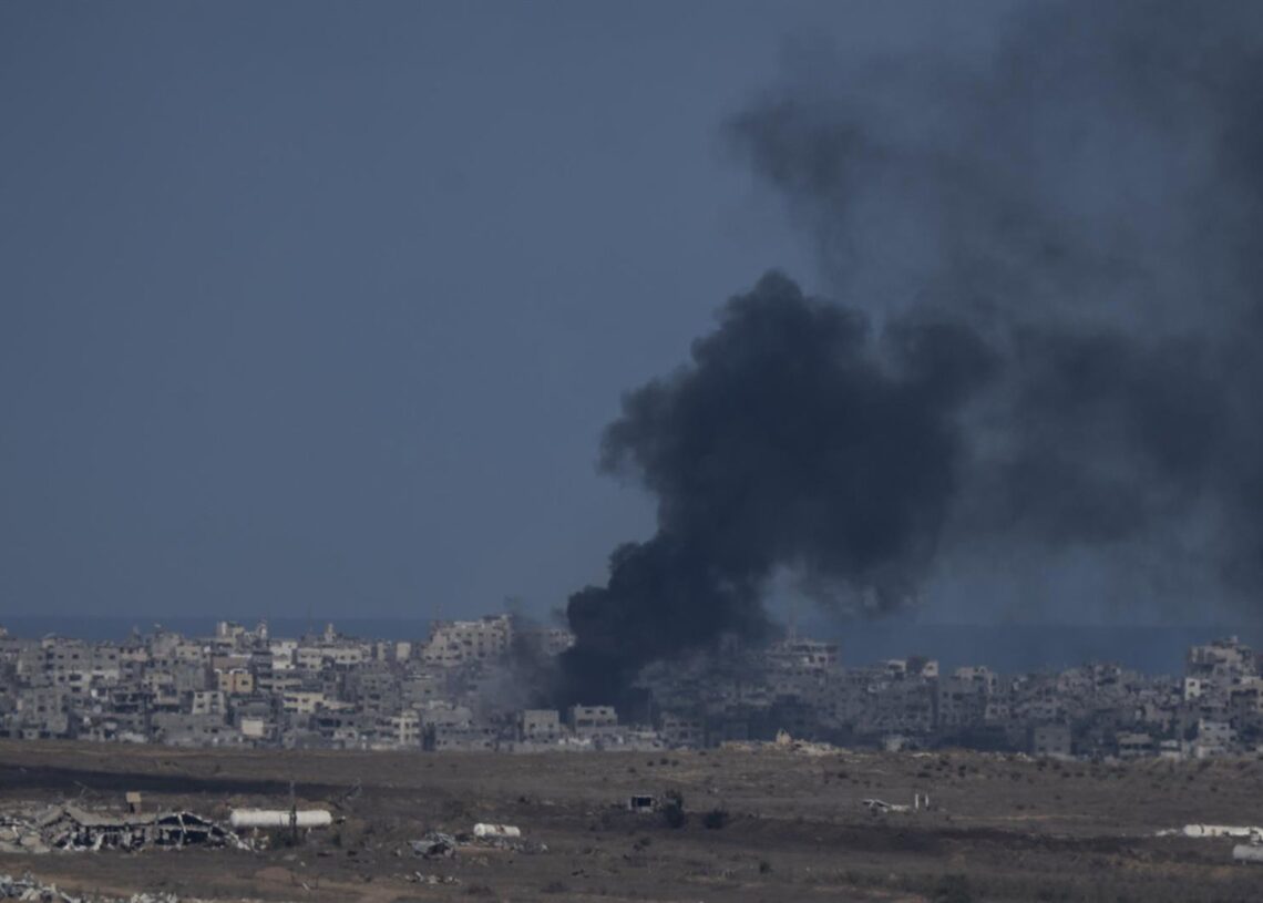 Archivo - Columna de humo tras un ataque de Israel contra la Franja de Gaza (archivo)Ilia Yefimovich/dpa - Archivo