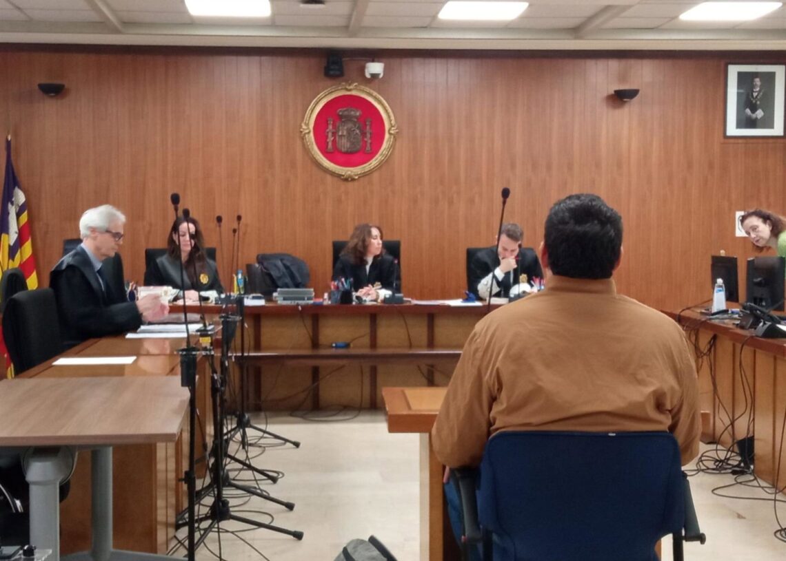 El hombre, en la sala de vistas de la Audiencia.EUROPA PRESS