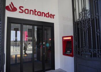 Archivo - Fachada de una oficina del Banco Santander, a 29 de septiembre de 2024, en Madrid (España)Jesús Hellín - Europa Press - Archivo