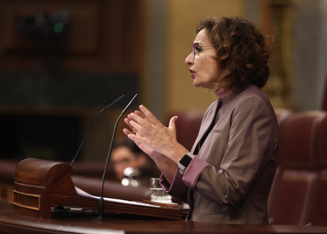 La vicepresidenta primera y ministra de Hacienda, María Jesús Montero, interviene durante una sesión plenaria, en el Congreso de los Diputados, a 26 de noviembre de 2025, en Madrid (España). Eduardo Parra - Europa Press