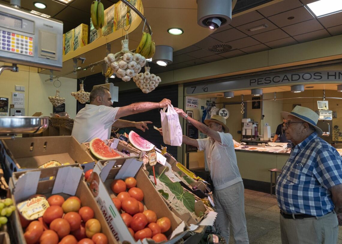 Archivo - Un puesto de frutas y verduras de un mercado de abastosMaría José López - Europa Press - Archivo