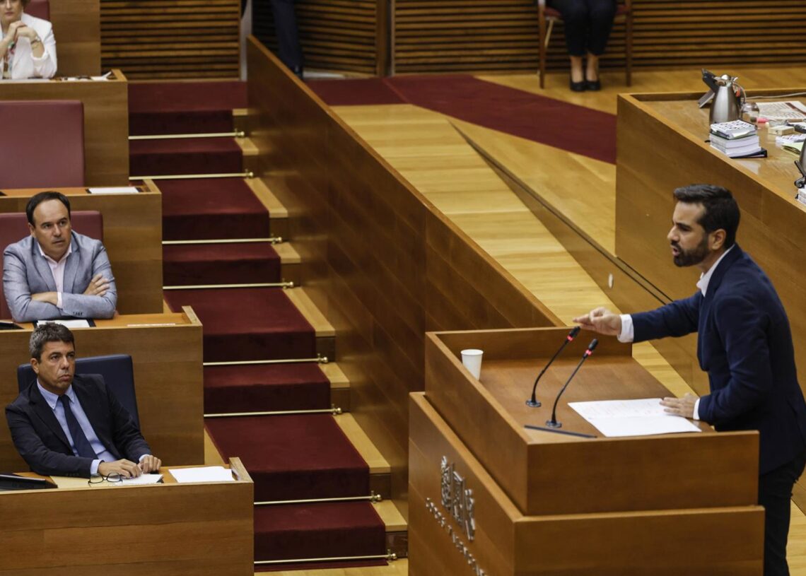 Archivo - El portavoz del PSOE en Les Corts, José Muñoz, interviene durante una sesión de controlRober Solsona - Europa Press - Archivo