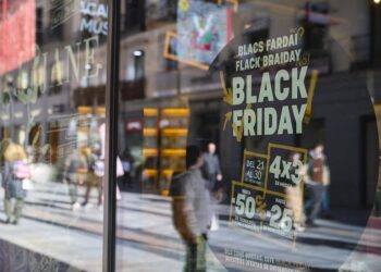 Un escaparate anuncia descuentos por el Black Friday, a 26 de noviembre de 2025, en Madrid (España)Jesús Hellín - Europa Press