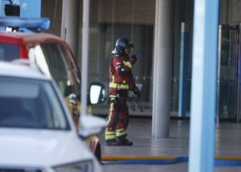 Un bombero trabaja para extinguir el incendio en el hospital Santa Lucía de Cartagena, a 26 de noviembre de 2025, en Cartagena, Región de Murcia (España). El hospital Santa Lucía de Cartagena ha sido evacuado debido a un incendio que se ha declarado esta Martín C. - Europa Press