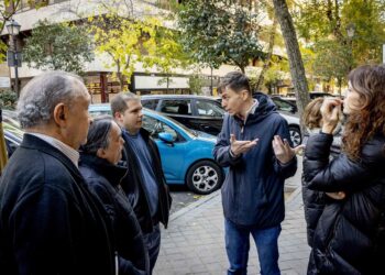 El protavoz de Más Madrid en funciones en el Ayuntamiento, Eduardo Rubiño, con vecinos afectadosMÁS MADRID