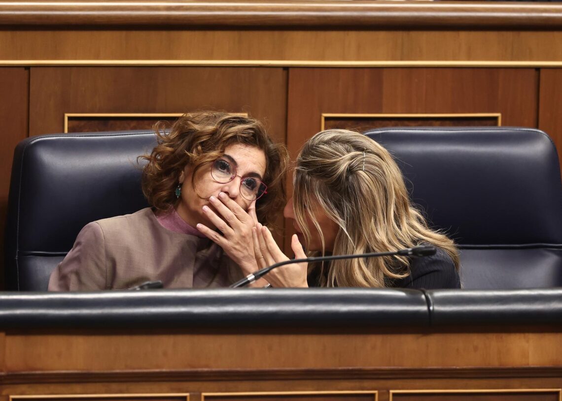 La vicepresidenta primera y ministra de Hacienda, María Jesús Montero, y la vicepresidenta segunda y ministra de Trabajo y Economía Social, Yolanda Díaz, durante una sesión de control al Gobierno, en el Congreso de los Diputados.Eduardo Parra - Europa Press