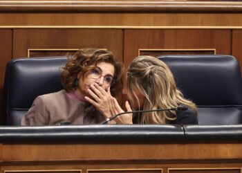 La vicepresidenta primera y ministra de Hacienda, María Jesús Montero, y la vicepresidenta segunda y ministra de Trabajo y Economía Social, Yolanda Díaz, durante una sesión de control al Gobierno, en el Congreso de los Diputados.Eduardo Parra - Europa Press