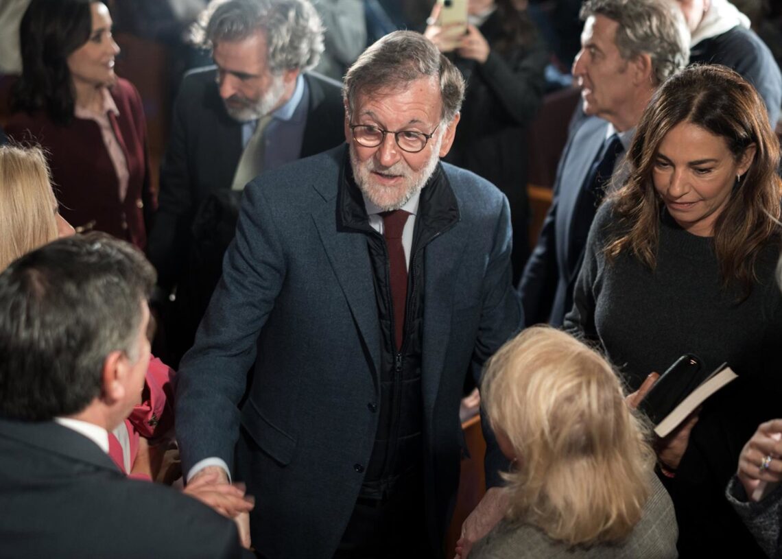 El expresidente del Gobierno, Mariano Rajoy (c), durante la presentación del libro 'Manual de convivencia. Diego Radamés - Europa Press