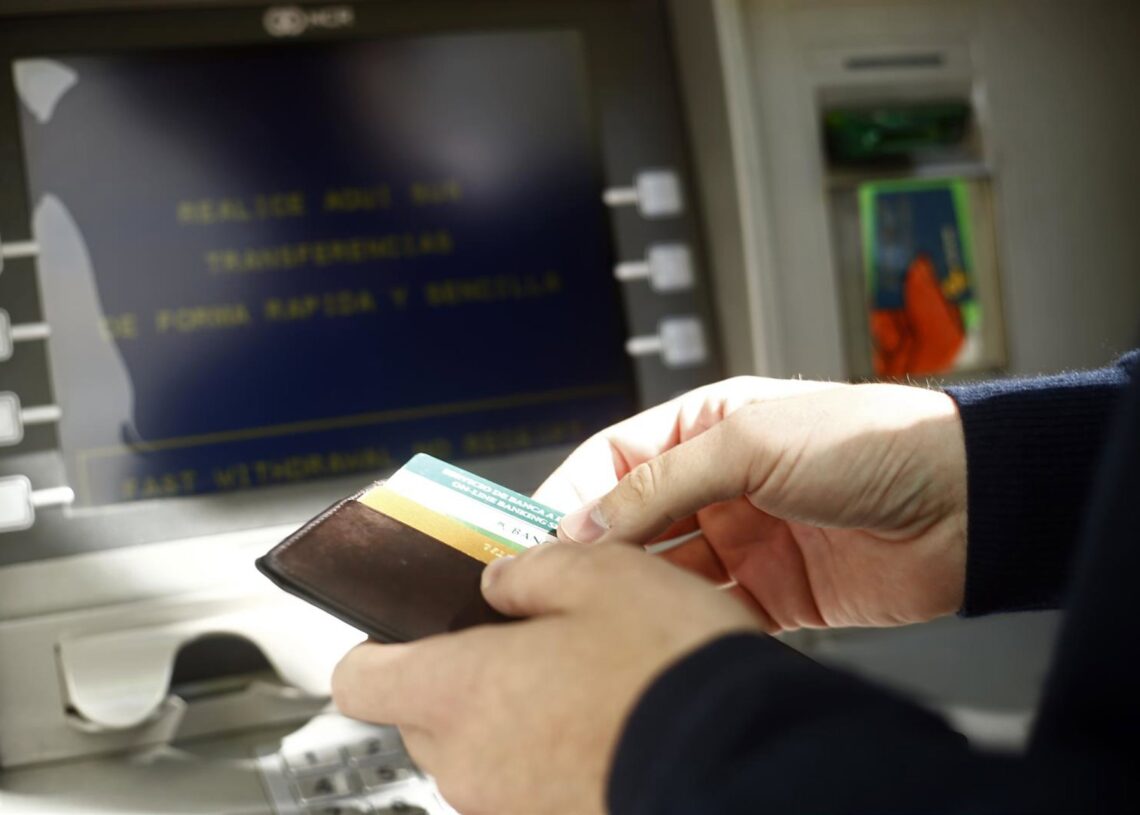 Archivo - Imagen de recurso de un cajero de un banco.EUROPA PRESS - Archivo