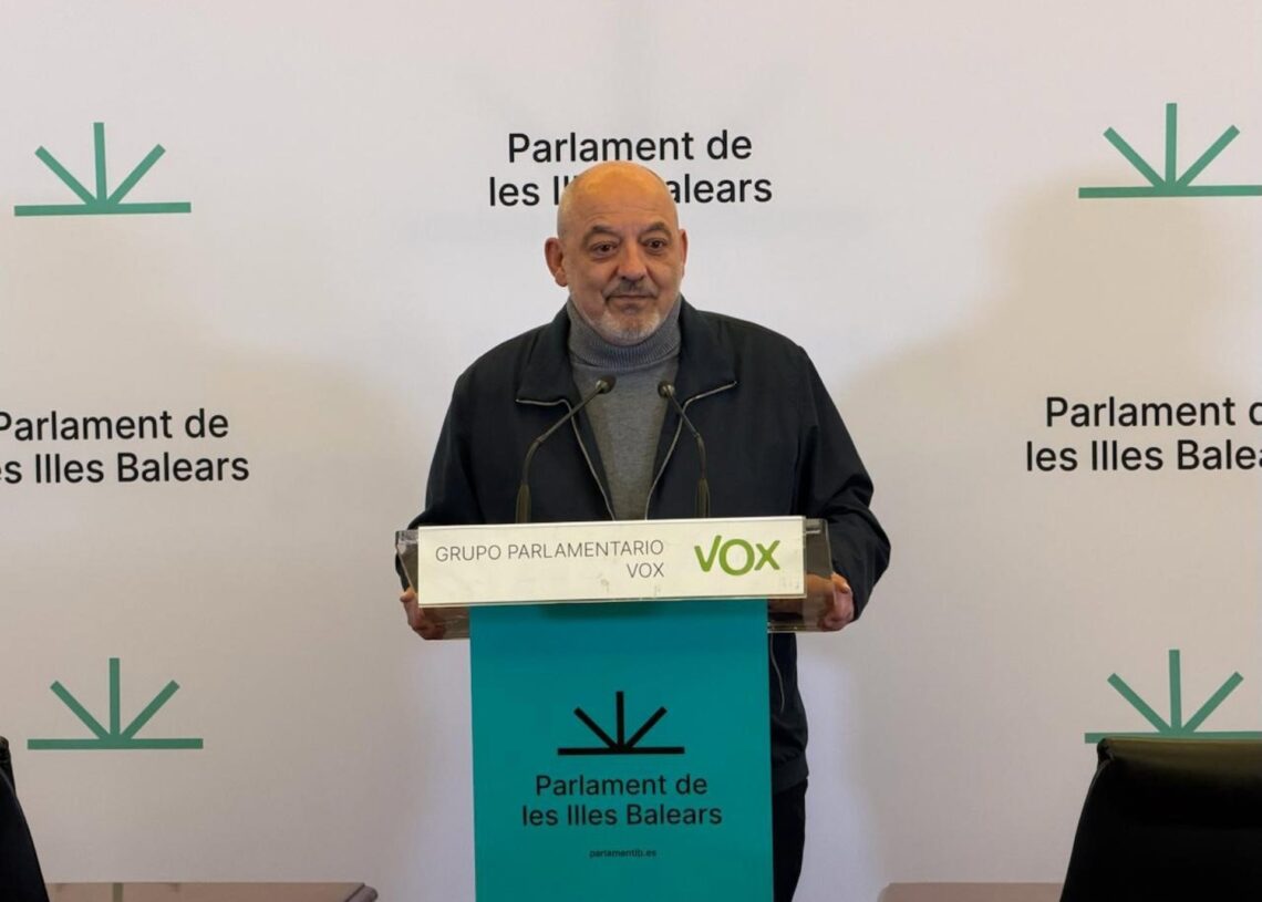 El portavoz adjunto de Vox, Sergio Rodríguez, en rueda de prensaVOX