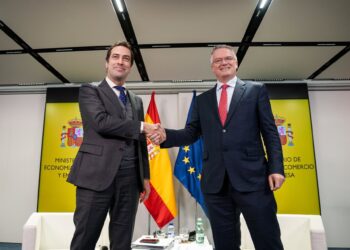 El ministro de Economía, Comercio y Empresa, Carlos Cuerpo (i), y el secretario general de la OCDE, Mathias Cormann (d), presentan el ‘Estudio Económico de España’, a 26 de noviembre de 2025, en Madrid (España). En el estudio se analiza el reciente desempMatias Chiofalo - Europa Press