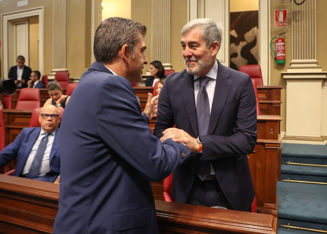 Archivo - Manuel Domínguez y Fernando Clavijo se saludan durante el debate de investiduraEUROPA PRESS - Archivo