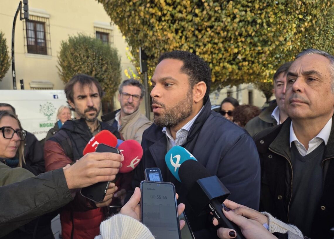 El secretario general de Vox, Ignacio Garriga, atiende a los medios en BadajozEUROPA PRESS