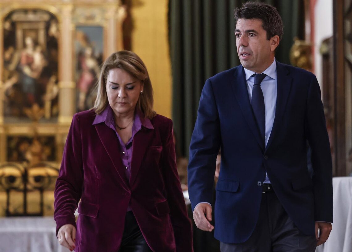 Archivo - El presidente de la Generalitat, Carlos Mazón, y la vicepresidenta de la Generalitat, Susana Camarero, durante el acto de entrega de los Premios Isabel Ferrer 2025, en el Palau de la Generalitat, a 7 de marzo de 2025, en Valencia (archivo)Rober Solsona - Europa Press - Archivo