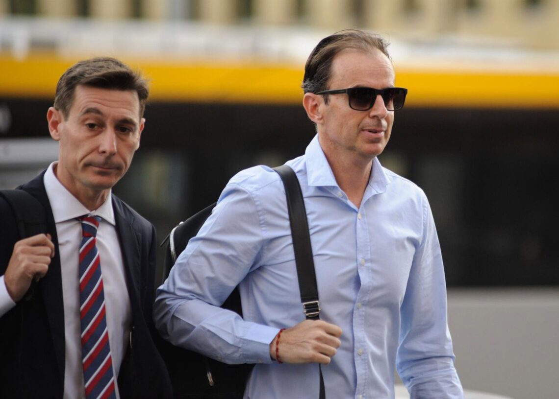 Archivo - El exmarido de la extenista Arantxa Sánchez Vicario, Josep Santacana (d), a su llegada al último día del juicio acusado de alzamiento de bienes, en la Ciutat de la Justícia.Alberto Paredes - Europa Press - Archivo