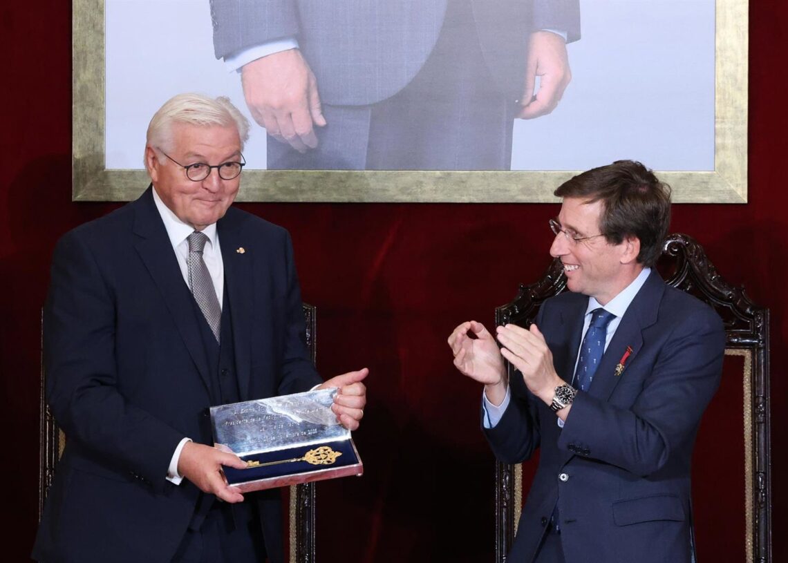 El alcalde de Madrid, José Luis Martínez-Almeida, entrega la Llave de Oro de la Villa de Madrid al presidente de Alemania, Frank-Walter SteinmeierMarta Fernández - Europa Press