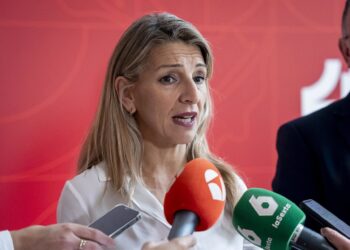 La vicepresidenta segunda y ministra de Trabajo y Economía Social, Yolanda Díaz, atiende a los medios durante la inauguración del acto de conmemoración del 40º aniversario del programa TándEM, ‘Transformando vidas’, en la Galería de las Colecciones RealesA. Pérez Meca - Europa Press