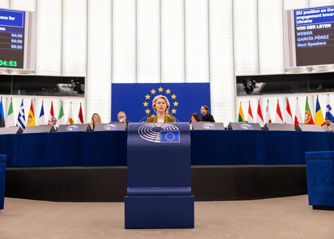 La presidenta de la Comisión Europea, Ursula von der Leyen, pronuncia un discurso en el edificio del Parlamento Europeo. Estrasburgo (Francia) a 26 de noviembre de 2025. Philipp von Ditfurth/dpa