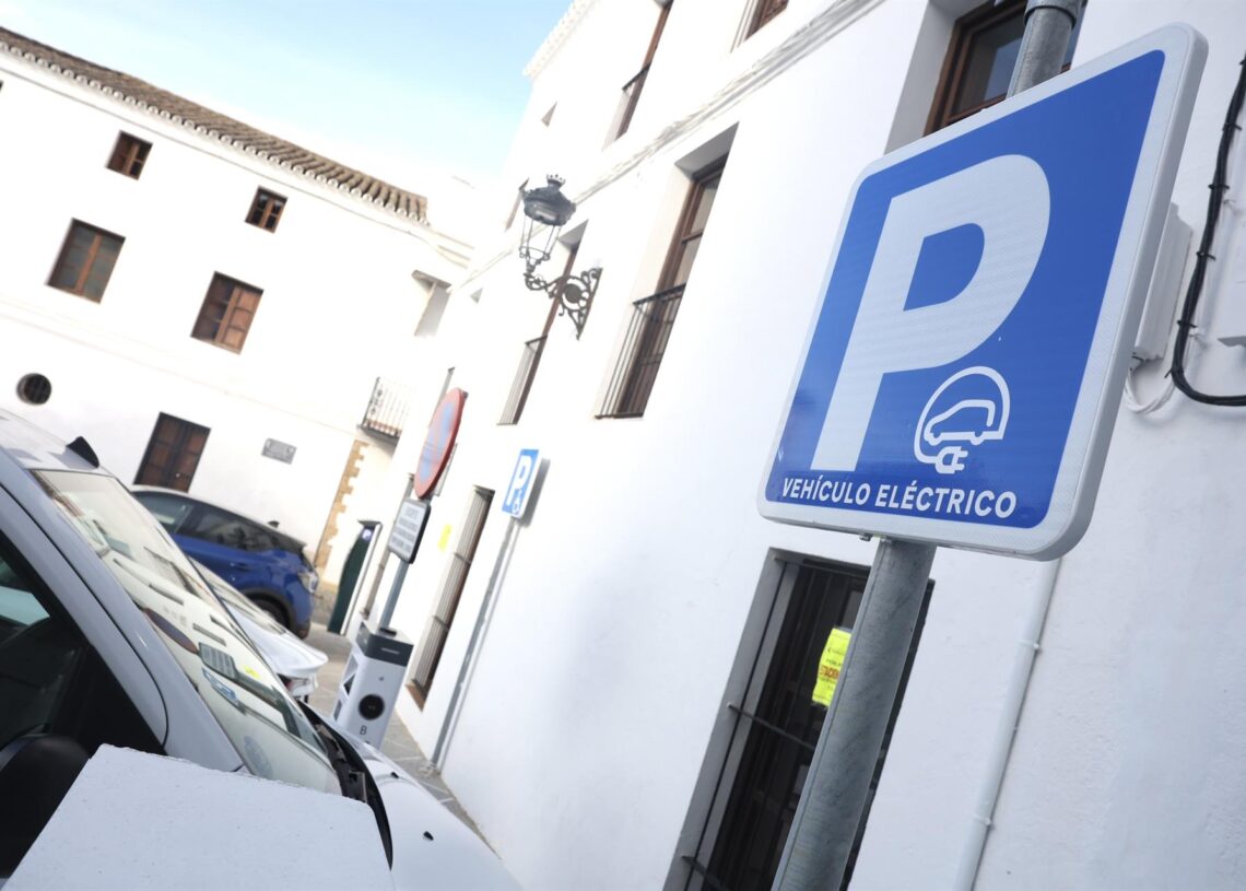 Imagen de la nueva estación pública de recarga de vehículos eléctricos financiada por la Diputación de Cádiz . A 5 de noviembre de 2025, en Medina Sidonia, Cádiz (Andalucía, España). Nacho Frade - Europa Press