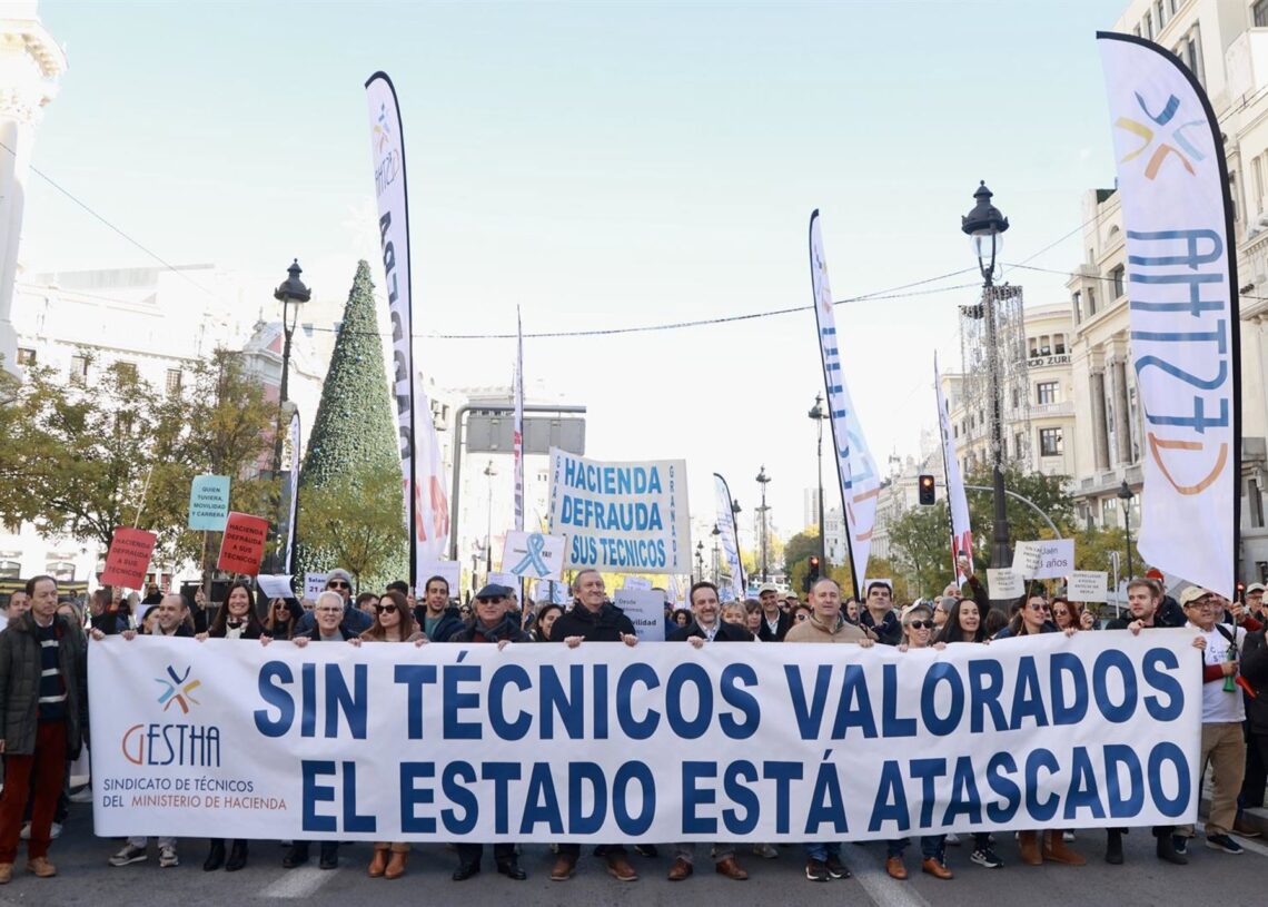 Más de 2.000 técnicos se manifiestan ante el Ministerio para lograr una Administración más eficaz frente al fraude fiscal y en el control del gasto público.GESTHA