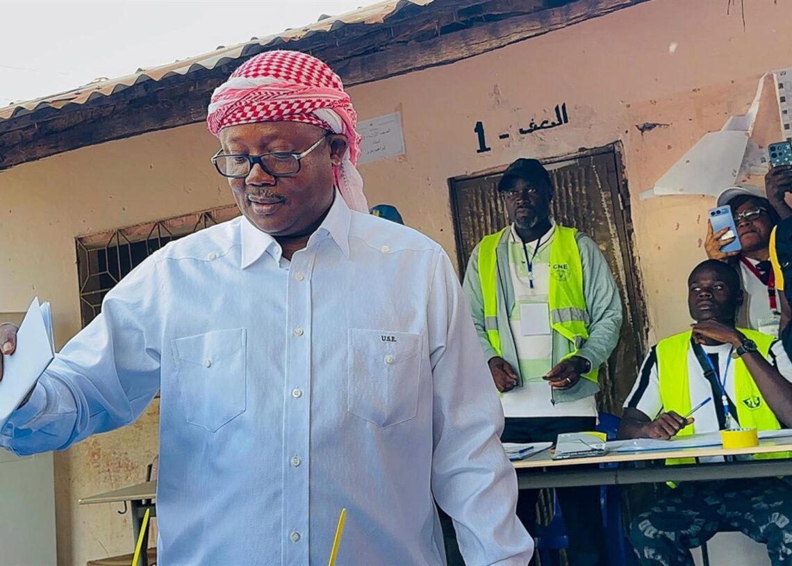 El presidente de Guinea Bissau, Umaro Sissoco Embaló, vota durante las elecciones celebradas el 23 de noviembre de 2025 (archivo)Europa Press/Contacto/Aliu Cande